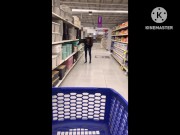 Mostrando las tetas en el supermercado 3/16