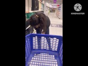 Mostrando las tetas en el supermercado 9/16