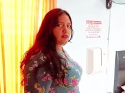 Compartiendo cama con madrastra acaba en follada y corrida en el coño 1/16