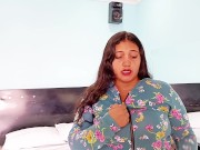 Compartiendo cama con madrastra acaba en follada y corrida en el coño 3/16