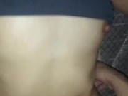 Latina delgada folla con amigo de su novio moja la cama con squirts y recibe mucha leche 💦 6/16
