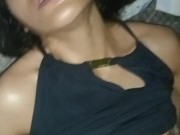 Latina delgada folla con amigo de su novio moja la cama con squirts y recibe mucha leche 💦 9/16