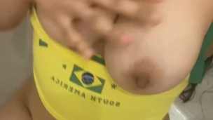 geile zina die met haar zelf speelt