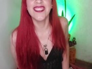 Tu HIJASTRA GOLOSA te tienta frente a la familia sin verguenza con su CULO ENORME!!!