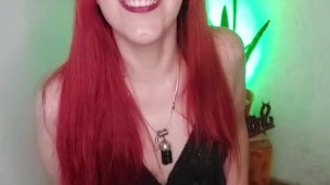 Tu HIJASTRA GOLOSA te tienta frente a la familia sin verguenza con su CULO ENORME!!!