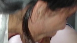 Hermanastros calientes... Deliciosa mamada mientras se traga el esperma...