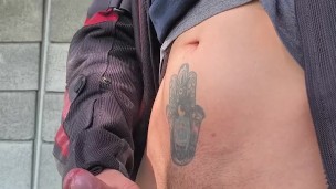 Se me pone dura de saber que me están viendo desde lejos como me masturbo