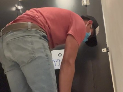 Desnudándome en baño público