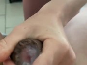 Le livreur débarque et j’ai une folle envie de le sucer 15/16