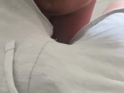 Le livreur débarque et j’ai une folle envie de le sucer 7/16