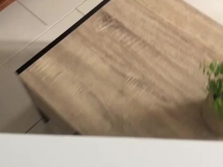 Le livreur débarque et j’ai une folle envie de le sucer