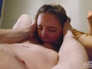 Je suce le père d'un de mes potes, avec des gorges profondes, et il finit en éjac facial 14/16