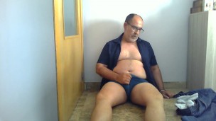 Me desnudo y me pajeo frente la webcam