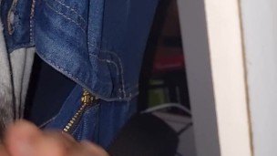 Pau peludo batendo uma punheta gostosa no trabalho