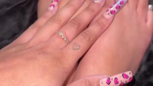 BRI SHOWS OFF HER TOES