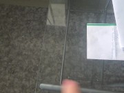 Je me donne des claques sur la bite au travail.