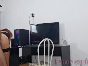 Safada sozinha em casa sem calcinha recebe técnico da net! 11/16