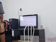 Safada sozinha em casa sem calcinha recebe técnico da net! 13/16