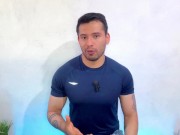 Hombre Cuabano hetero dotado de 25cm permite que masajista de pies le de sexo oral hasta correrse 14/16