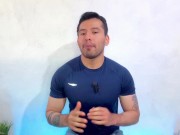 Hombre Cuabano hetero dotado de 25cm permite que masajista de pies le de sexo oral hasta correrse 7/16