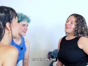 CHUPAS TAN RICO! novias se comen a su mejor amiga tetona apasionadamente 1/16