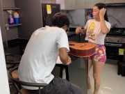 Ayudo a mi pequeña hermanastra con sus clases de música y termino follandola duro hasta venirme. 1/16