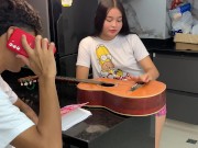 Ayudo a mi pequeña hermanastra con sus clases de música y termino follandola duro hasta venirme. 2/16