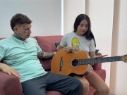 Ayudo a mi pequeña hermanastra con sus clases de música y termino follandola duro hasta venirme. 5/16