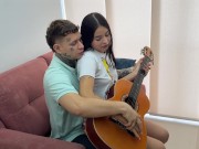 Ayudo a mi pequeña hermanastra con sus clases de música y termino follandola duro hasta venirme. 6/16