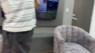 El cornudo de mi vecino me apuesta el rico culo de la puta de su esposa por unos centavos de pesos.