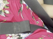 un taxi me lleva y me masturbo con el conductor alado