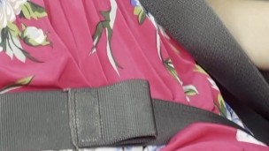 un taxi me lleva y me masturbo con el conductor alado