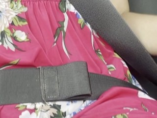 un taxi me lleva y me masturbo con el conductor alado