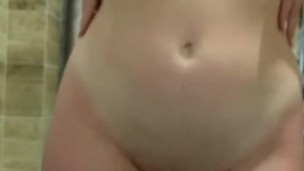 Милашка показывает свое красивое тело и маленькие дырочки