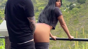Joven pareja se graba teniendo sexo en un parque publico de Medellin ( CASI NOS PILLAN )