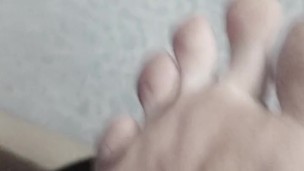 Кто полижет между пальцами?
