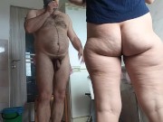 Coppia amatoriale si diverte in cucina. 11/16