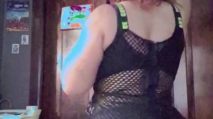 Thick mixed girl shakes ass