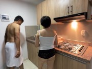 Voy a tomar agua y veo a mi rica hermanastra lavando los platos en poca ropa.¡Que rica se ve! 1/16