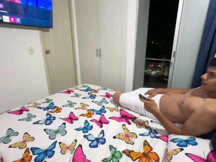 Mi latina  culona hermanastra le gusta ver por el balcon de mi cuarto, entra  y termina follada.