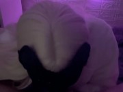Gatita cute sexy hace una mamada y recibe semen en su cara