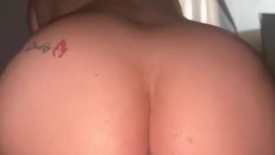 Mi compañera de cuarto tiene un culo increíble!