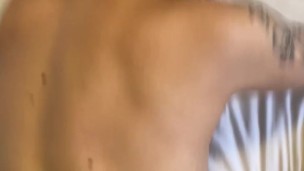 Hermanastro aprovecha que no hay nadie en casa para follarla