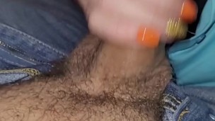 Ik zuig zijn pik vol zaad helemaal leeg. Zijn sperma is heerlijk