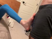 He couldn’t handle her foot teasing… FOUR huge cumshots followed 💥 Full video on profile 11/16