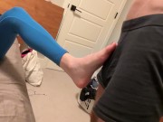 He couldn’t handle her foot teasing… FOUR huge cumshots followed 💥 Full video on profile 13/16