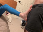 He couldn’t handle her foot teasing… FOUR huge cumshots followed 💥 Full video on profile 4/16