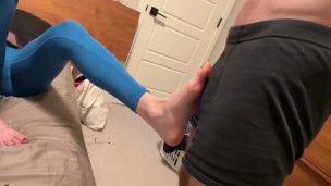 He couldn’t handle her foot teasing… FOUR huge cumshots followed 💥 Full video on profile