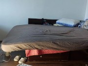 Moglie sexy si diverte a provare vestiti e a tagliarli di dosso. Mora balla nuda per casa. 15/16