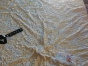 Sexy Ehefrau hat Spaß daran, Klamotten anzuprobieren und sie herunterzuschneiden. 1/16